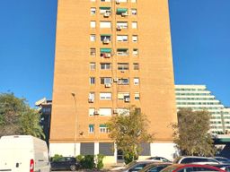 Fachada edificio de la Calle de l'Arabista Ambrosio Huici, 26, barrio de Na Rovella, València
