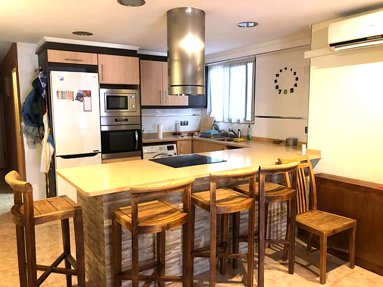 Cocina abierta en salón piso calle Justo Vilar en el Cabanyal, Valencia