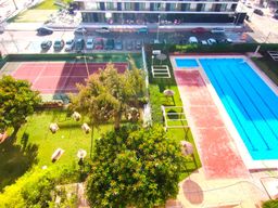 Vistas a la piscina y pista de tenis desde una Terraza de un Piso en el Edificio Cibeles en primera línea de La Playa de Farnals