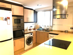 Cocina abierta en salón piso calle Justo Vilar en el Cabanyal, Valencia